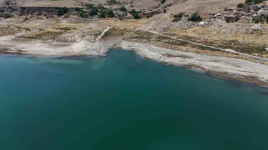 Yamula Barajı’nda sular çekildi, eski mahalle ortaya çıktı