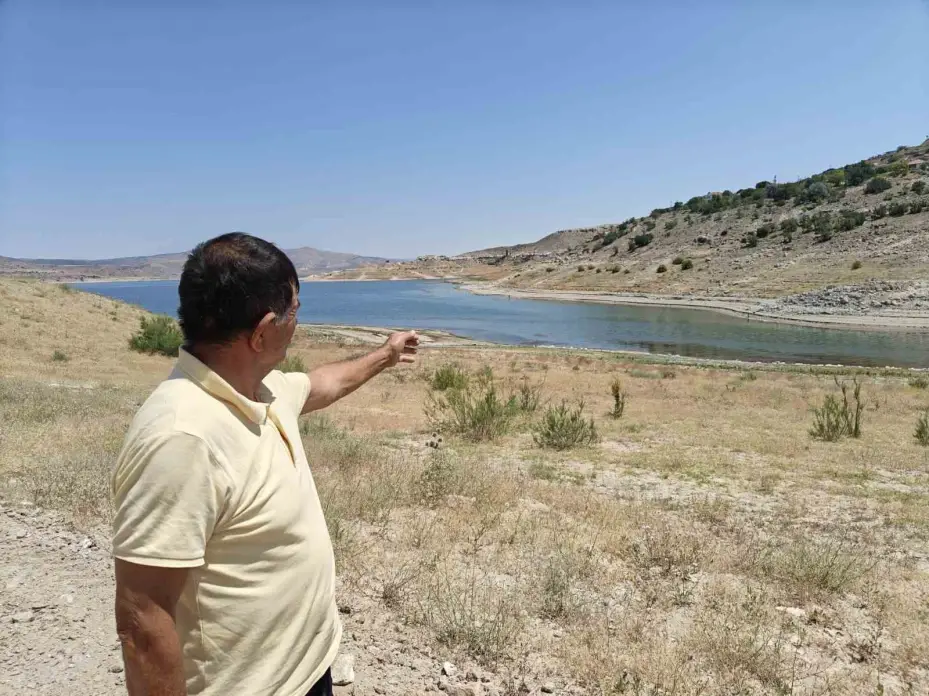Yamula Barajı’nda sular çekildi, eski mahalle ortaya çıktı