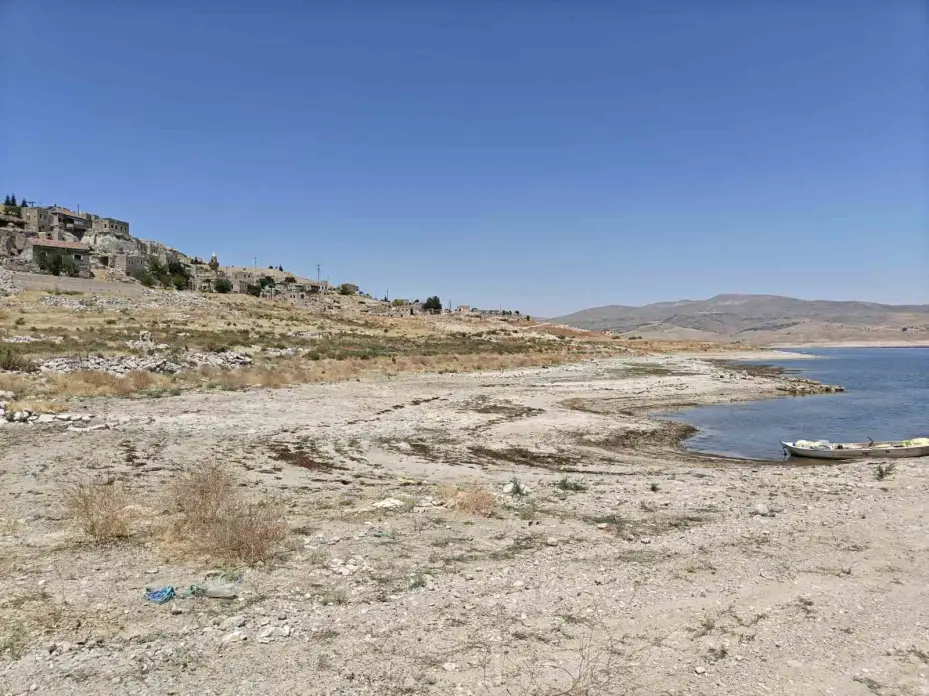 Yamula Barajı’nda sular çekildi, eski mahalle ortaya çıktı