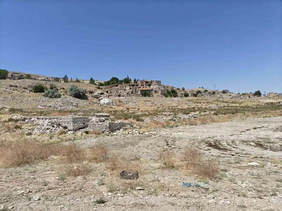 Yamula Barajı’nda sular çekildi, eski mahalle ortaya çıktı