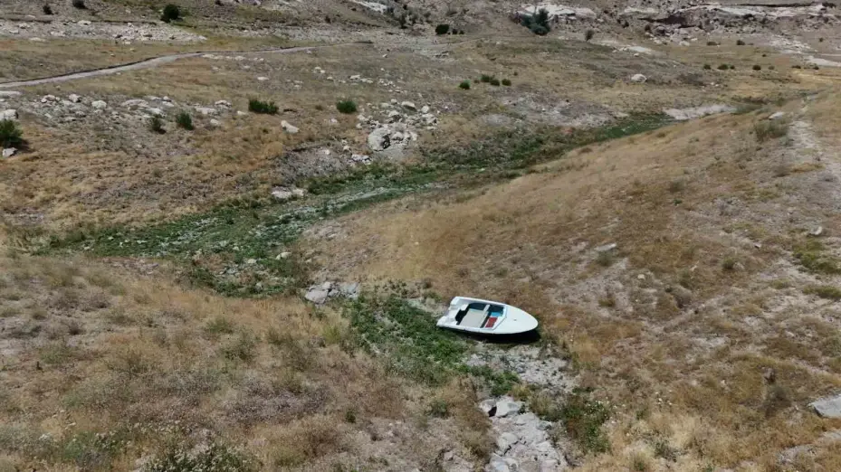 Yamula Barajı’nda sular çekildi, eski mahalle ortaya çıktı