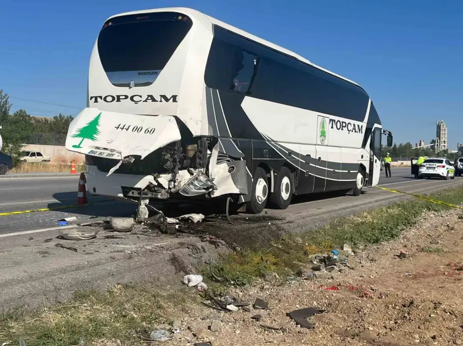 Ankara’da arızalanan otobüse kamyonet çarptı: 2 ölü, 1 ağır yaralı