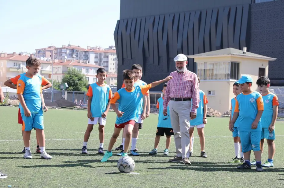 Başkan Çolakbayrakdar yaz okullarında çocuklarla buluştu