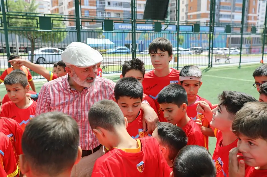 Başkan Çolakbayrakdar yaz okullarında çocuklarla buluştu