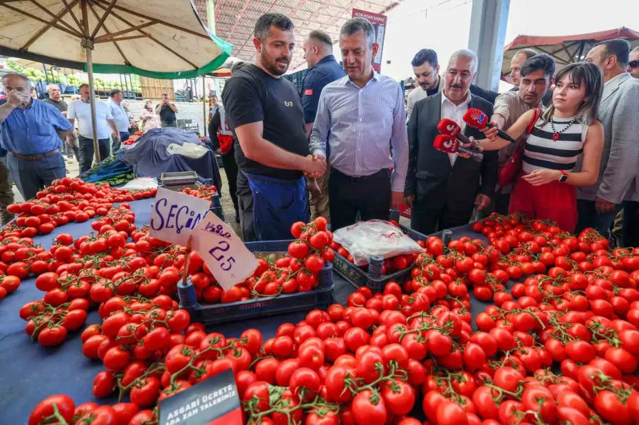 CHP Genel Başkanı Özel, Ankara’da semt pazarı ziyaret etti