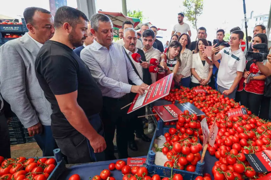 CHP Genel Başkanı Özel, Ankara’da semt pazarı ziyaret etti