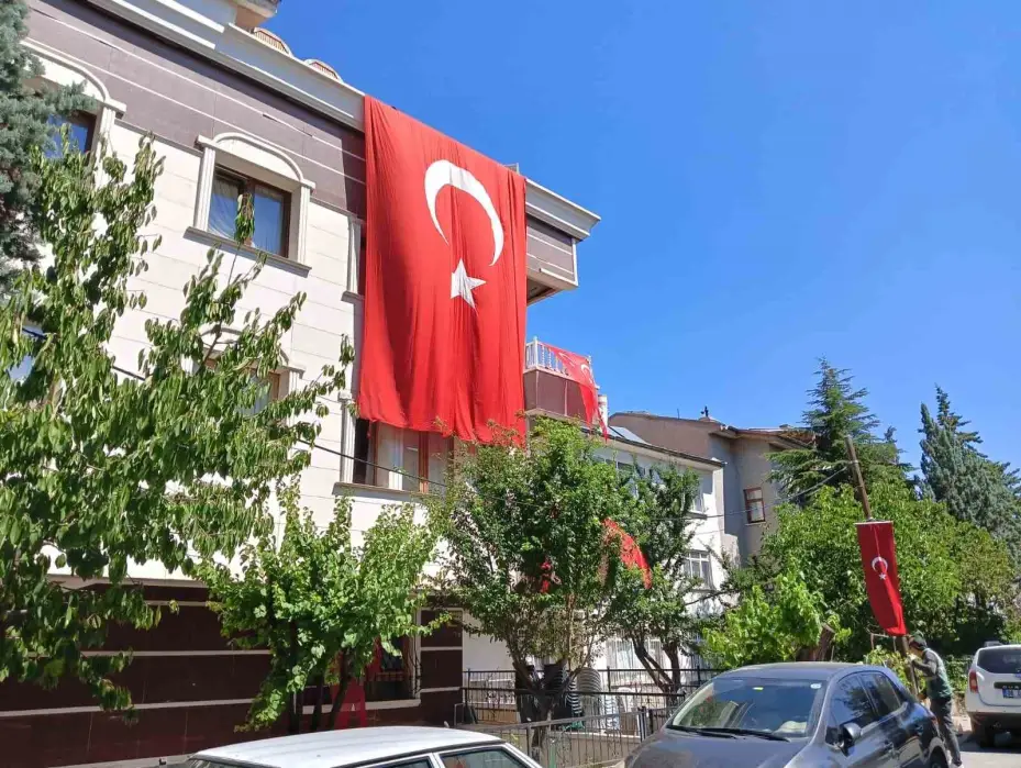 Eskişehir’deki yangında şehit olan Enes Sarıyıldız’ın babası: "Oğlumun hayatı yarım kaldı, kız arkadaşıyla evlenmeyi düşünüyordu"