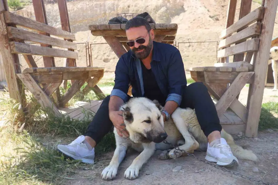 İri cüsseleriyle düşmanına korku salan Kangallar, masum hayvanlara merhametiyle de hayran bırakıyor