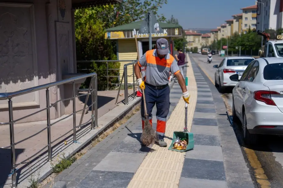 Gölbaşı Belediyesi temizlik çalışmalarını sürdürüyor