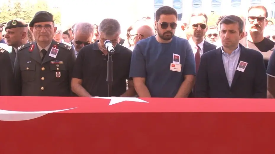 Selçuk Bayraktar, Baykar’ın eski İHA Sistem Koordinatörü Özen’i son yolculuğuna uğurladı