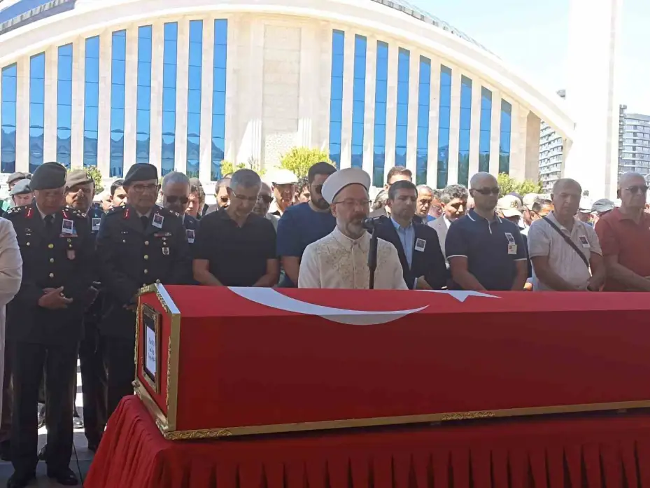 Selçuk Bayraktar, Baykar’ın eski İHA Sistem Koordinatörü Özen’i son yolculuğuna uğurladı