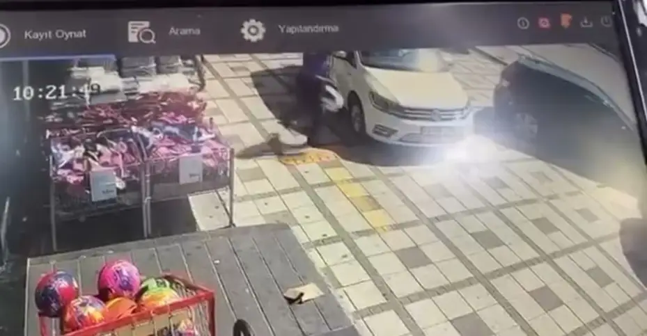 Yere çömelip poşetleriyle uğraşırken arabanın altında kaldı