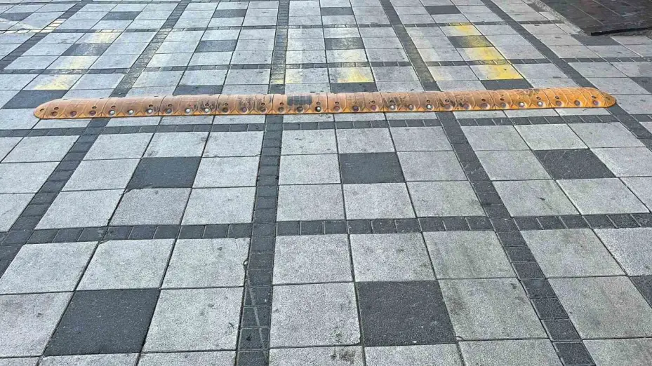 Yere çömelip poşetleriyle uğraşırken arabanın altında kaldı