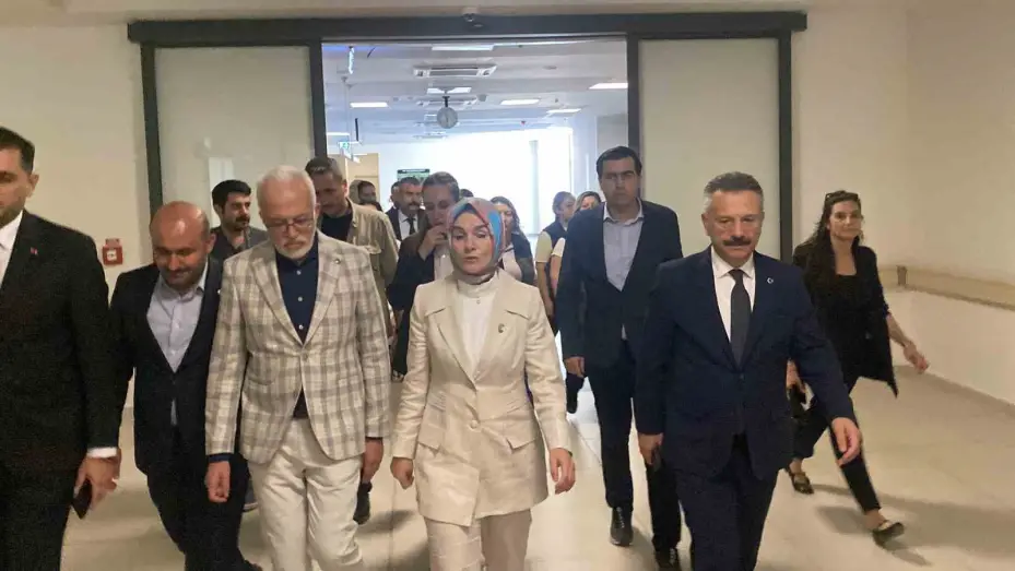 Bakan Göktaş, yangında yaralanan orman işçisini ziyaret etti