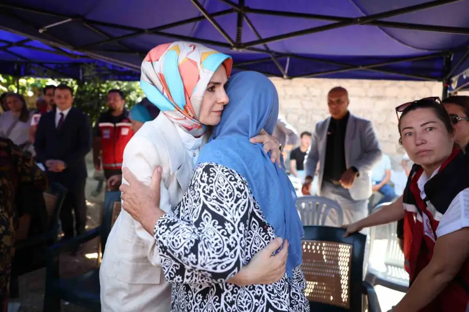 Bakan Göktaş, yangında yaralanan orman işçisini ziyaret etti