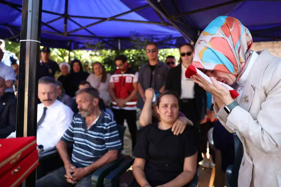 Bakan Göktaş, yangında yaralanan orman işçisini ziyaret etti
