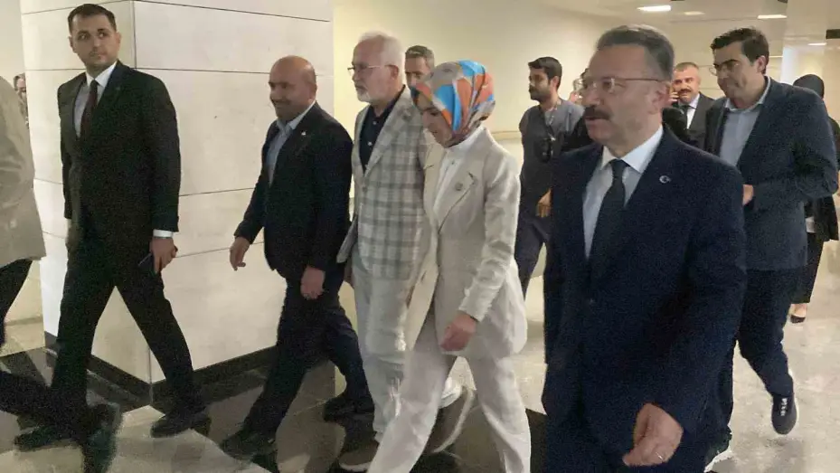 Bakan Göktaş, yangında yaralanan orman işçisini ziyaret etti