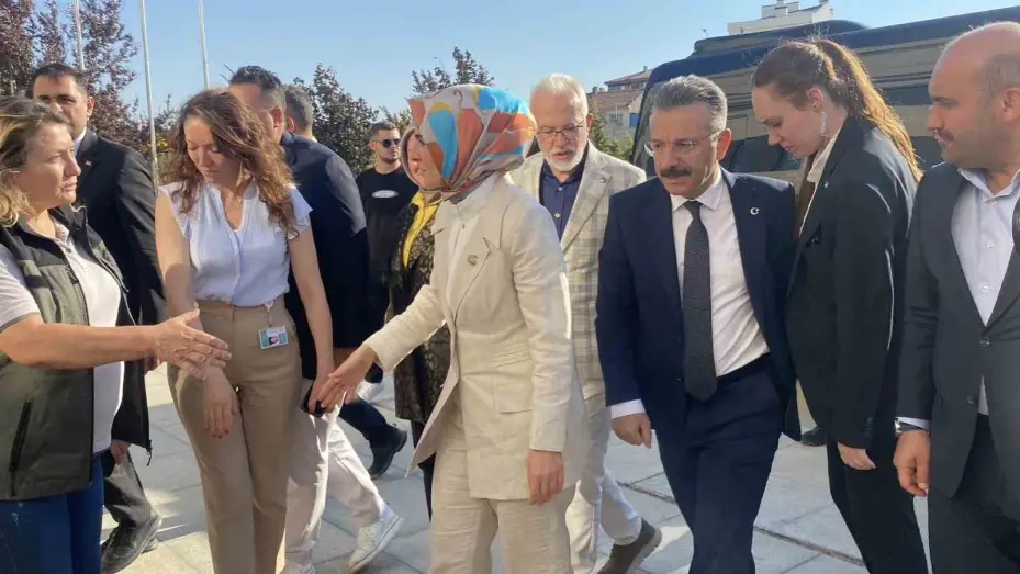 Bakan Göktaş, yangında yaralanan orman işçisini ziyaret etti