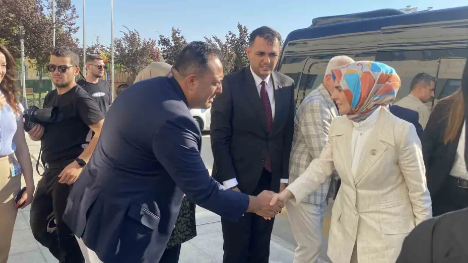 Bakan Göktaş, yangında yaralanan orman işçisini ziyaret etti