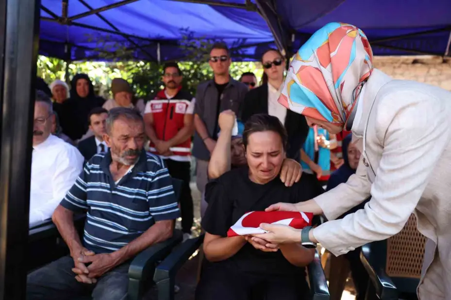 Bakan Göktaş, yangında yaralanan orman işçisini ziyaret etti