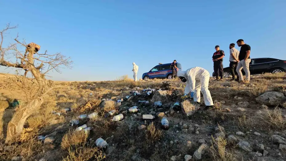Boş arazideki siyah sıvı dolu bidonlar ekipleri harekete geçirdi