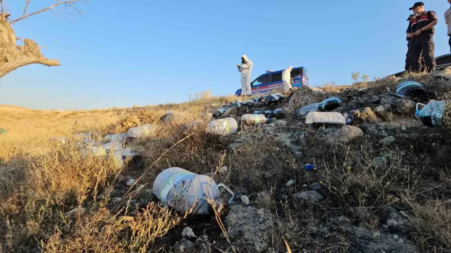 Boş arazideki siyah sıvı dolu bidonlar ekipleri harekete geçirdi