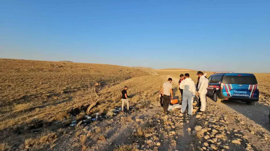 Boş arazideki siyah sıvı dolu bidonlar ekipleri harekete geçirdi