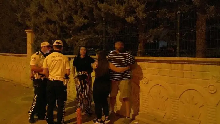 Polisten kaçan ehliyetsiz alkollü sürücünün yakınları gazetecilere saldırdı