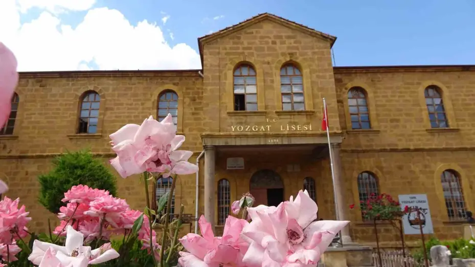 130 yıllık taş mektep, ihtişamıyla göz kamaştırıyor