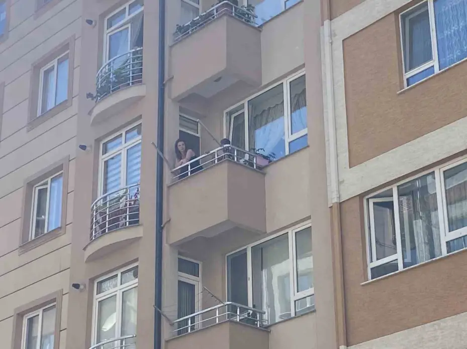 Fırın bacasında yangın çıktı, mahalleli o anları endişeyle izledi