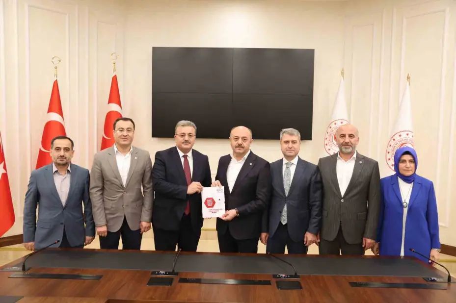 Eğitim-Bir-Sen, eğitimcilerin taleplerini 93 madde ile toplu sözleşme masasına taşıyor