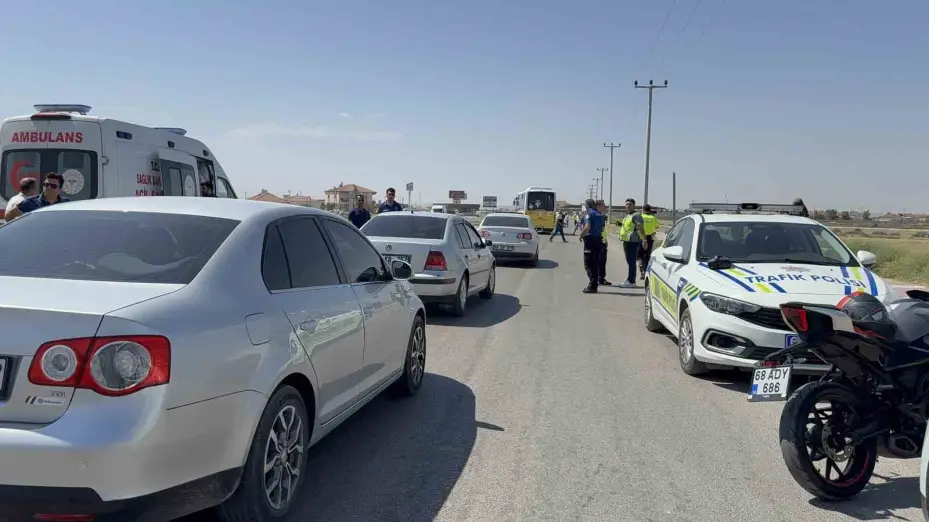 Dur ihtarına uymayan motosikletli polise çarptı