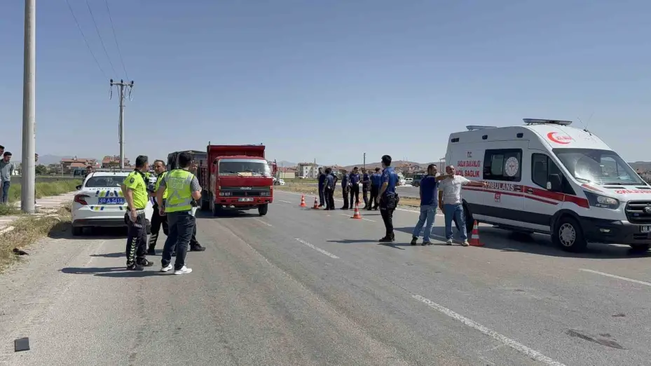 Dur ihtarına uymayan motosikletli polise çarptı