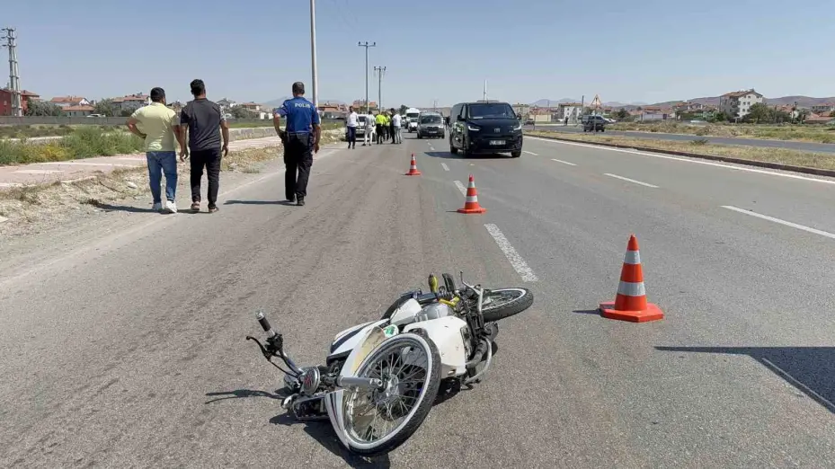 Dur ihtarına uymayan motosikletli polise çarptı
