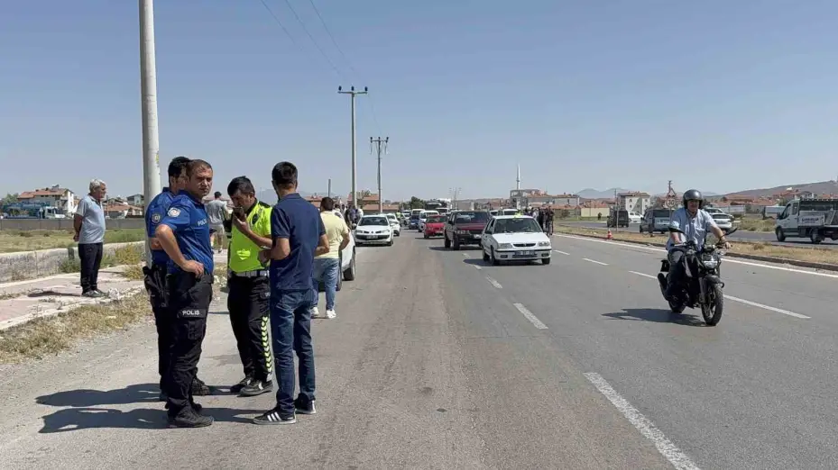 Dur ihtarına uymayan motosikletli polise çarptı
