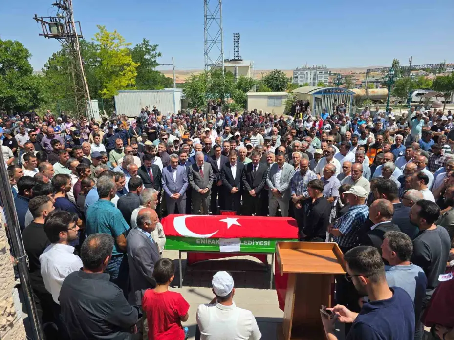 Trafik kazasında hayatını kaybeden belediye başkanı, son yolculuğuna uğurlandı