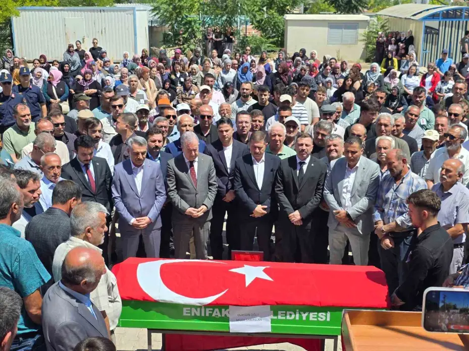 Trafik kazasında hayatını kaybeden belediye başkanı, son yolculuğuna uğurlandı