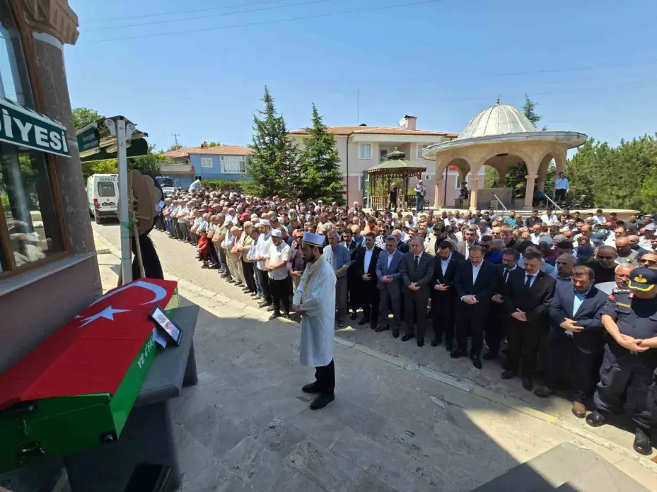 Trafik kazasında hayatını kaybeden belediye başkanı, son yolculuğuna uğurlandı