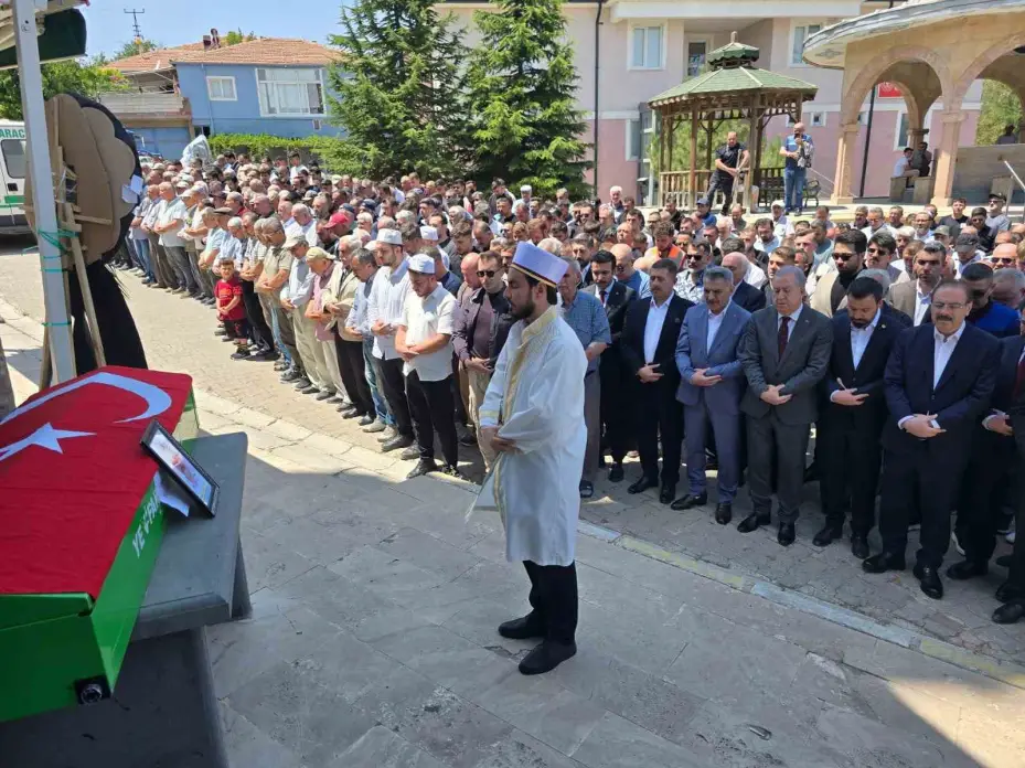 Trafik kazasında hayatını kaybeden belediye başkanı, son yolculuğuna uğurlandı