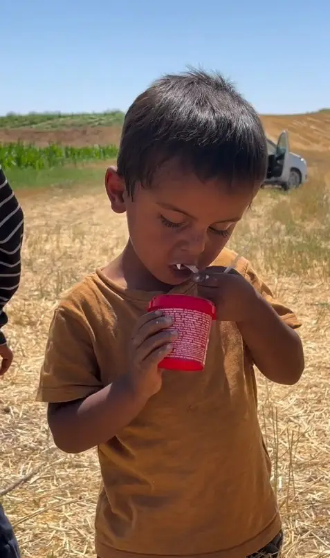 Yol kenarında limonata satarak dondurma parası biriktiren çocuklara sürpriz