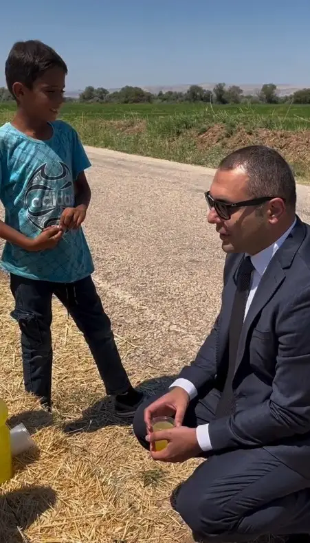 Yol kenarında limonata satarak dondurma parası biriktiren çocuklara sürpriz