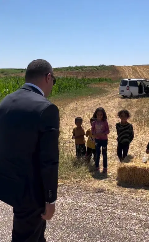 Yol kenarında limonata satarak dondurma parası biriktiren çocuklara sürpriz