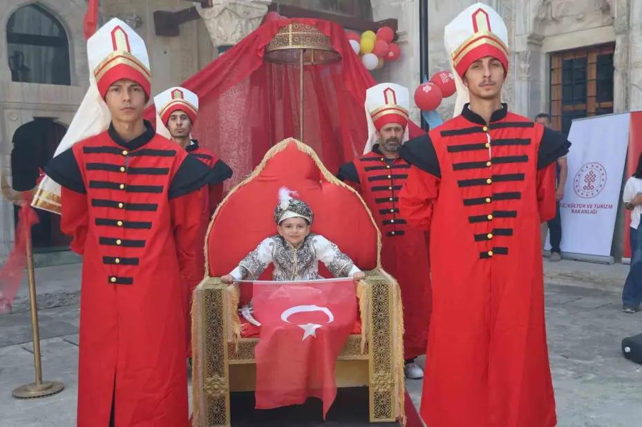 529 yıllık sünnet geleneği Sivas’ta yaşatıldı, 34 çocuk doyasıya eğlendi