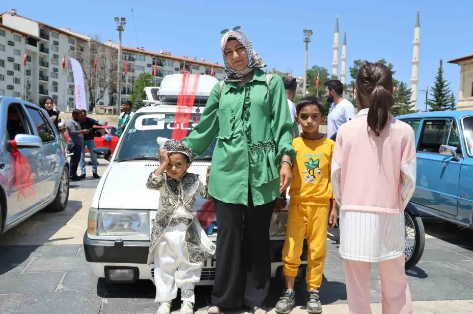 529 yıllık sünnet geleneği Sivas’ta yaşatıldı, 34 çocuk doyasıya eğlendi