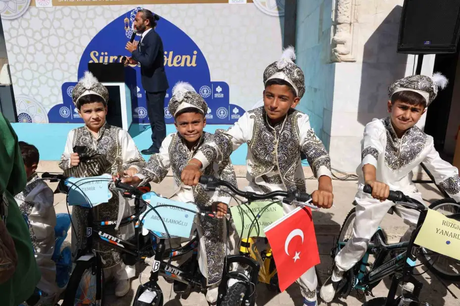 529 yıllık sünnet geleneği Sivas’ta yaşatıldı, 34 çocuk doyasıya eğlendi