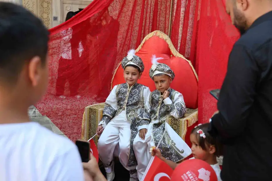 529 yıllık sünnet geleneği Sivas’ta yaşatıldı, 34 çocuk doyasıya eğlendi