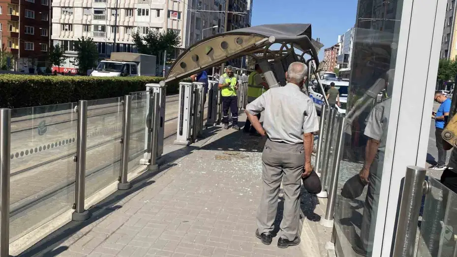 Kepçe kolu tramvay durağına çarptı: 1 yaralı