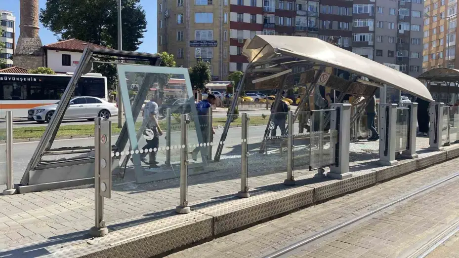 Kepçe kolu tramvay durağına çarptı: 1 yaralı