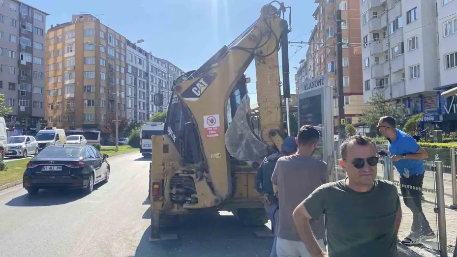 Kepçe kolu tramvay durağına çarptı: 1 yaralı