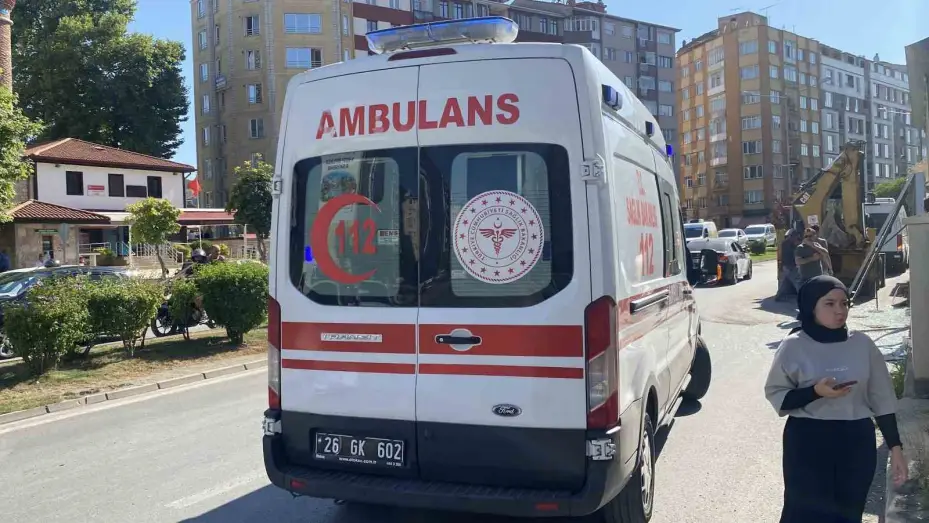 Kepçe kolu tramvay durağına çarptı: 1 yaralı